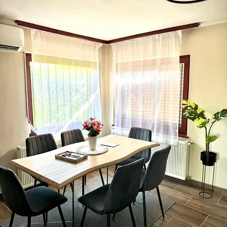 Apacs Apartment *
